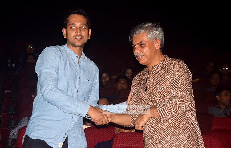 প্রিমায়র শোতে এসেছিলেন সাহিত্যিক সাংবাদিক আনিসুল হক। এ সময় তিনি পরমব্রতকে অভিনন্দন ও শুভেচ্ছা জানান। ছবি : মাহবুব আলম