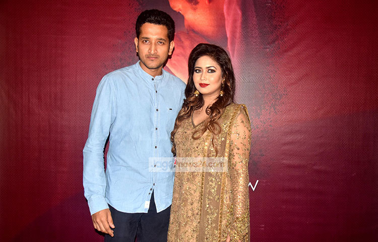 রাজধানীর বসুন্ধরার স্টার সিনেপ্লেক্সে অনুষ্ঠিত প্রিমিয়ার শো-এর সময় ফটোসেশনে অংশ নেন ভাবনা ও পরমব্রত। ছবি : মাহবুব আলম