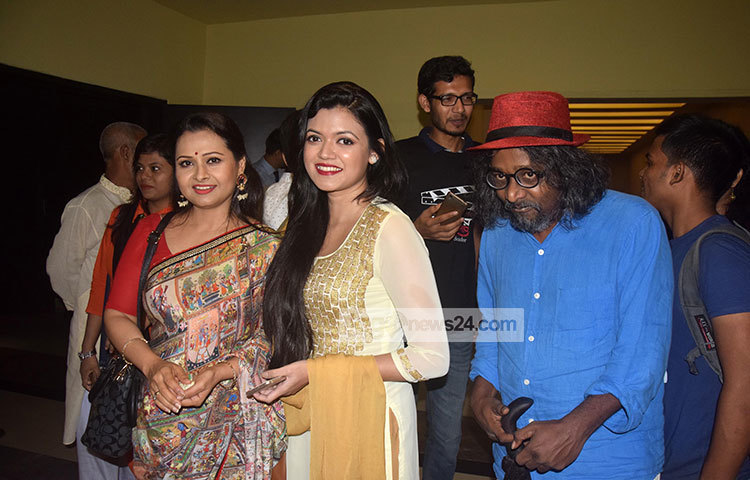 ‘ভয়ংকর সুন্দর’ ছবির প্রিমিয়ার শোতে এসেছিলেন অভিনেত্রী বিজরী বরকত উল্লাহ, নাবিলা ও নির্মাতা অমিতাভ রোজা। ছবি : মাহবুব আলম
