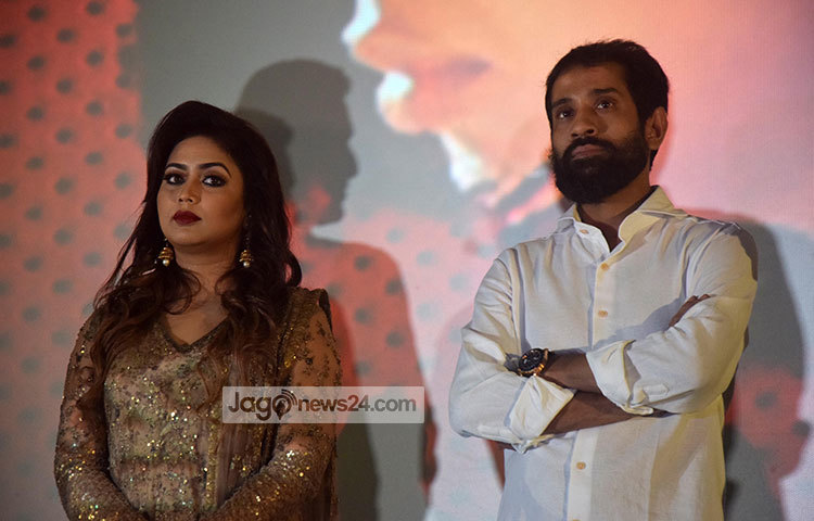 প্রিমিয়া শোতে ক্যামেরাবন্দি হয়েছেন ভানবনা ও ‘ভয়ংকর সুন্দর’ ছবির নির্মাতা অনিমেষ আইচ। ছবি : মাহবুব আলম