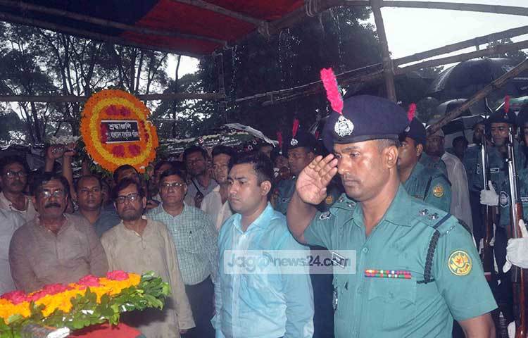 স্বাধীন বাংলা বেতার কেন্দ্রের শিল্পী আব্দুল জব্বারকে গার্ড অব অনার প্রদান করা হয়। ছবি : বিপ্লব দিক্ষিৎ