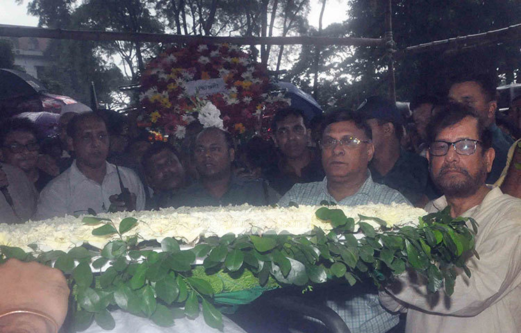 ফুলেল শ্রদ্ধা জানাতে এসেছিলেন সাংস্কৃতিকমন্ত্রী আসাদুজ্জামান নূর। ছবি : বিপ্লব দিক্ষিৎ