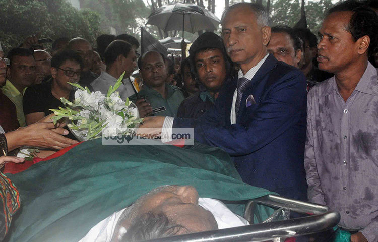 শেষ শ্রদ্ধা নিবেদন করতে এসেছেন ঢাকা বিশ্ববিদ্যালয়ের উপাচার্য আ আ ম স আরেফিন সিদ্দিক। ছবি : বিপ্লব দিক্ষিৎ