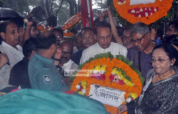 তথ্যমন্ত্রী হাসানুল হক ইনু আব্দুল জব্বারের স্মৃতির প্রতি শ্রদ্ধা জানাচ্ছেন। ছবি : বিপ্লব দিক্ষিৎ