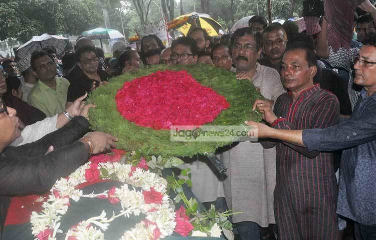 সদ্য প্রয়াত কণ্ঠযোদ্ধা আব্দুল জব্বারের কফিনে শ্রদ্ধা নিবেদন করছেন সম্মিলিত সাংস্কৃতিক জোট। ছবি : বিপ্লব দিক্ষিৎ