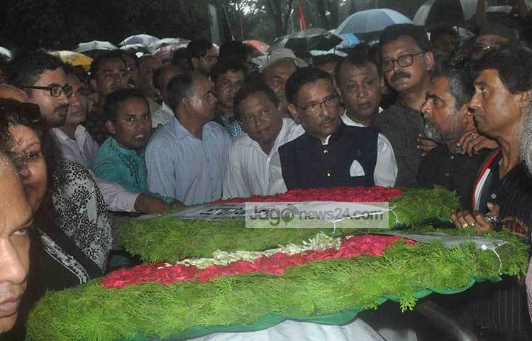 বাংলাদেশ আওয়ামী লীগের পক্ষে দলের সাধারণ সম্পাদক ও সেতুমন্ত্রী ওবায়দুল কাদের আব্দুল জব্বারের প্রতি শ্রদ্ধা নিবেদন করছেন। ছবি : বিপ্লব দিক্ষিৎ