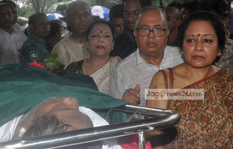 সতীর্থের প্রতি শ্রদ্ধা জানাতে এসেছেন স্বাধীন বাংলা বেতার কেন্দ্রের শিল্পীরা। ছবি : বিপ্লব দিক্ষিৎ