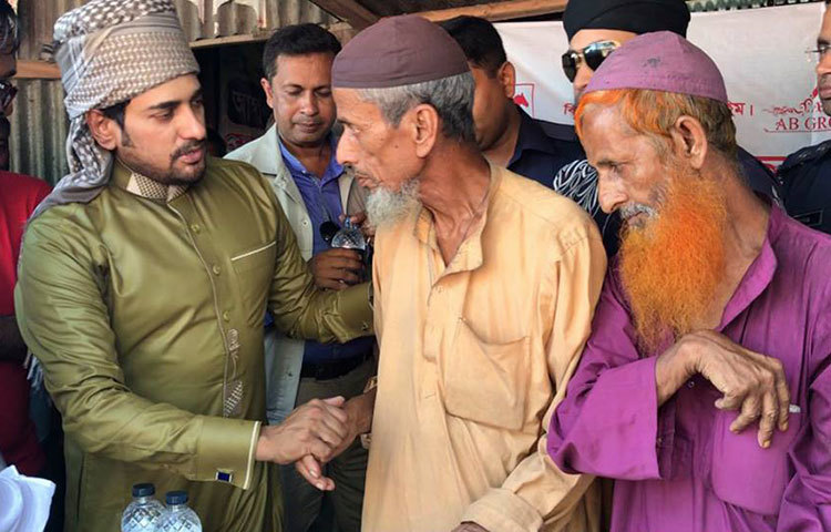 বন্যাদুর্গত মানুষের সঙ্গে কথা বলছেন অনন্ত। ত্রাণ বিতরণকালে তিনি বানভাসি মানুষের সুখ-দুঃখের খোঁজ-খবর নেন।