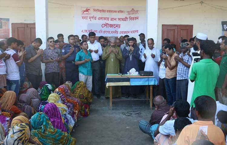 ত্রাণ বিতরণের আগে মোনাজাতে অংশ নেন অনন্ত জলিল।