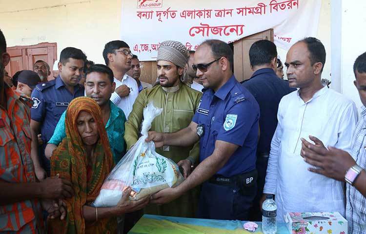 ত্রাণ সামগ্রী বিতরণে ব্যস্ত অনন্ত। বৃহস্পতিবার বেলা ২টার দিকে অনন্ত জলিল ঢাকা থেকে হেলিকপ্টারযোগে কুড়িগ্রামের চিলমারীতে পৌঁছান।