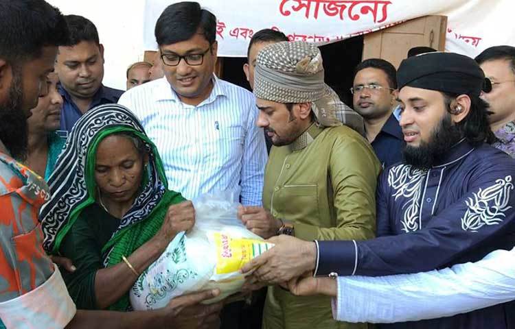 কুড়িগ্রামের তিনটি ইউনিয়নের বন্যাকবলিত প্রায় দুই হাজার চারশ পরিবারকে ত্রাণসহায়তা দিয়েছেন অনন্ত জলিল।