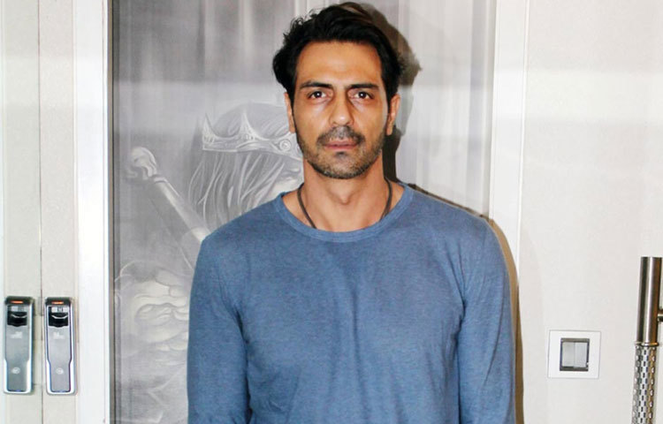 অর্জুন রামপাল এক বিলাসবহুল লাউঞ্জের মালিক।