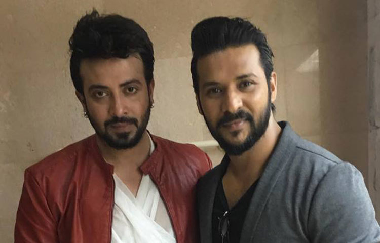 ওমানের ‘ঢালিউড ব্লাস্ট’ অনুষ্ঠানে ক্যামেরাবন্দি হয়েছেন ঢাকাই চলচ্চিত্রের জনপ্রিয় নায়ক শাকিব খান ও নিরব।