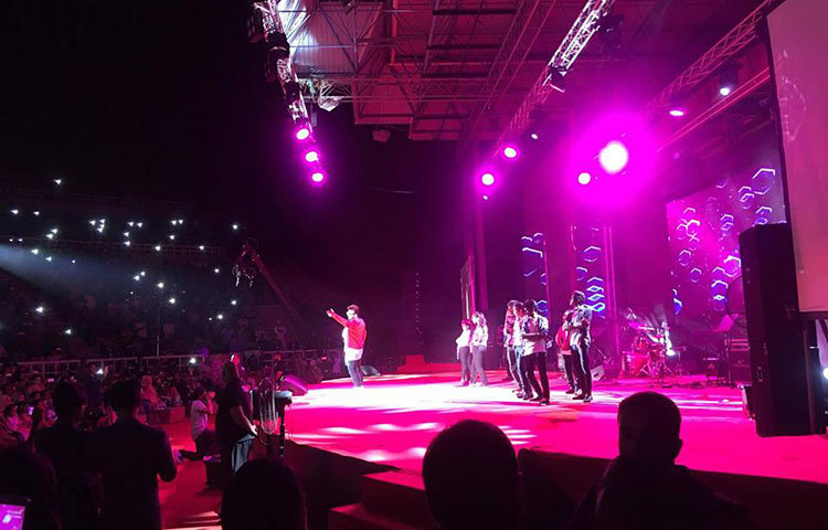 নাচে গানে ওমানের দর্শকদের মুগ্ধ করছেন শাকিব খান।