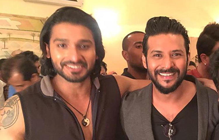 প্রাণোচ্ছ্বল হাসিতে ক্যামেরাবন্দি হয়েছেন তারা।