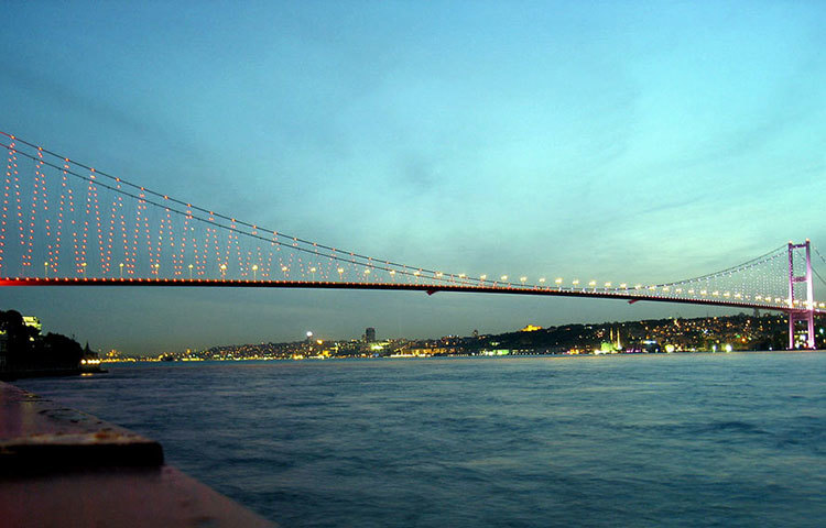 তুরস্কের বসফোরাস ব্রিজ : এই ব্রিজটি এশিয়া ও ইউরোপকে যুক্ত করেছে। ব্রিজটি দেখতেও অনেক সুন্দর।