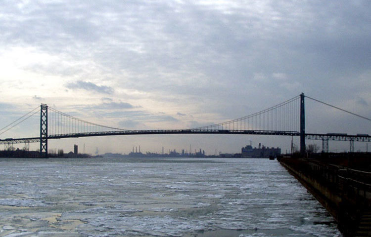 অ্যাম্বাসাডের ব্রিজ : আমেরিকা এবং কানাডাকে যুক্ত করেছে এই ব্রিজটি।