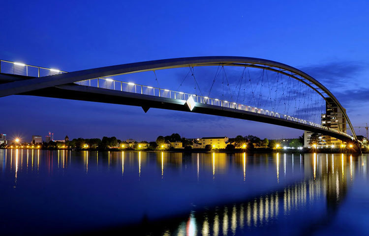 থ্রি কান্ট্রিস ব্রিজ : জার্মানি এবং ফ্রান্সকে ছুঁয়েছে থ্রি কান্ট্রিস ব্রিজটি। আলো ঝলমলে এই ব্রিজটি দেখতে অনেক দর্শনার্থী প্রতিদিন ভিড় করেন।