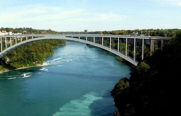 রেইনবো ব্রিজ : আমেরিকা এবং কানাডাকে যুক্ত করেছে এই ব্রিজটি। এটির সৌন্দর্য দেখলে সত্যিই চোখ জুড়িয়ে যাবে।