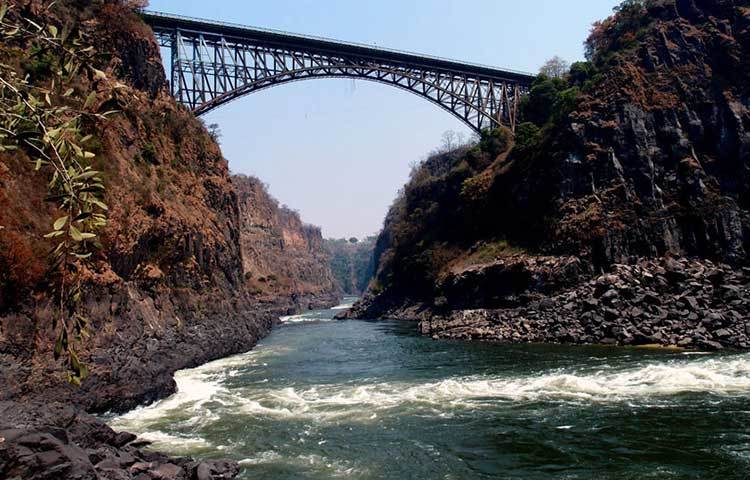 ভিক্টোরিয়া ফলস ব্রিজ : জিম্বাবুয়ে এবং জাম্বিয়াকে যুক্ত করেছে এই ব্রিজটি।