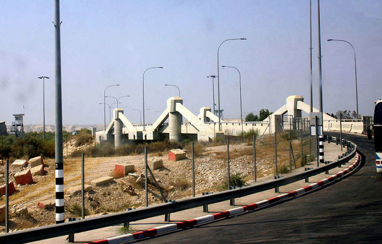 কিং হোসেন ব্রিজ : ইজরায়েল এবং জর্ডানের সীমান্ত ছুঁয়েছে এই ব্রিজটি।