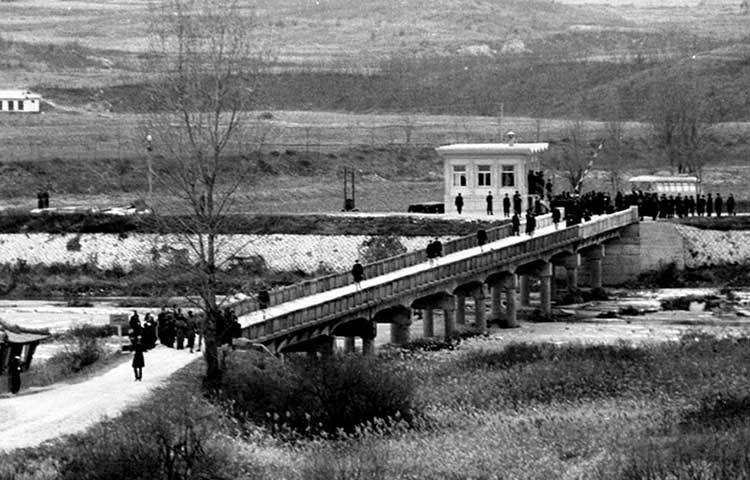 ব্রিজ অফ নো রিটার্ন : এই ব্রিজটি উত্তর এবং দক্ষিণ কোরিয়াকে যুক্ত করেছে।