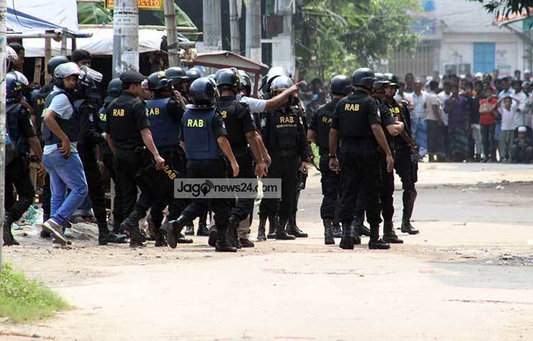 জঙ্গি আস্তানা সন্দেহে সোমবার রাত সাড়ে ১২টা থেকে ঘিরে ফেলা হয় রাজধানীর মিরপুরের মাজার রোডে বাঁধন সড়কের বর্ধনবাড়ি এলাকার একটি বাড়ি। ছবি : বিপ্লব দিক্ষিৎ