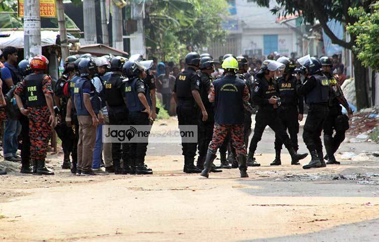 আইন-শৃঙ্খলা রক্ষাকারী বাহিনীর সদস্যরা ‘জঙ্গি আস্তানা’ ঘিরে রেখেছে। ছবি : বিপ্লব দিক্ষিৎ