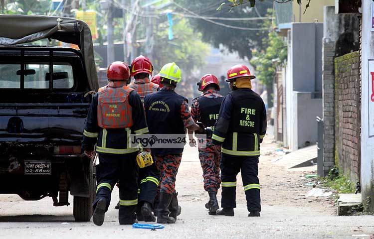 ফায়ার সার্ভিসের কর্মীরা ‘জঙ্গি আস্তানার’ দিকে যাচ্ছে। ছবি : বিপ্লব দিক্ষিৎ