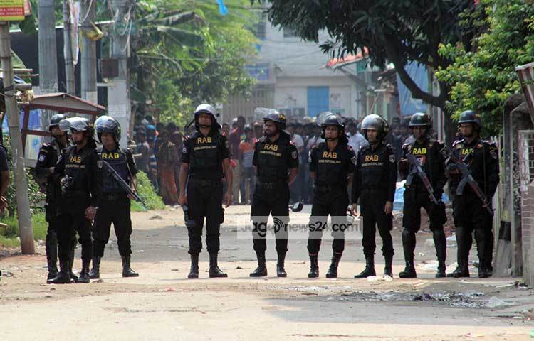‘জঙ্গি আস্তানা’ ঘিরে রেখেছে ব্যারের সদস্যরা। ছবি : বিপ্লব দিক্ষিৎ