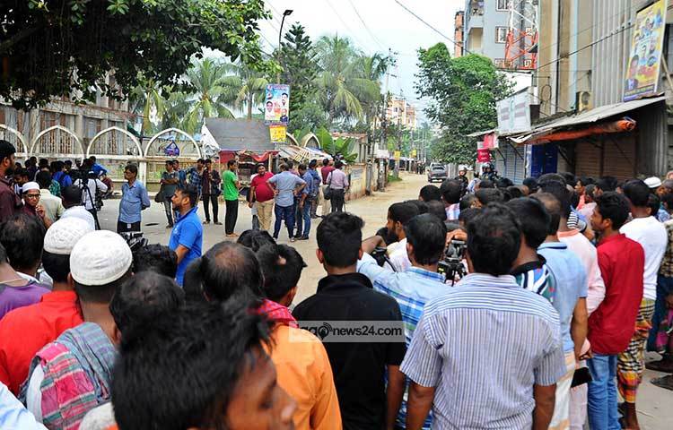 ‘জঙ্গি আস্তানায়’ অভিযানের খবর পেয়ে উৎসুক মানুষ ভিড় করেছে। ছবি : বিপ্লব দিক্ষিৎ