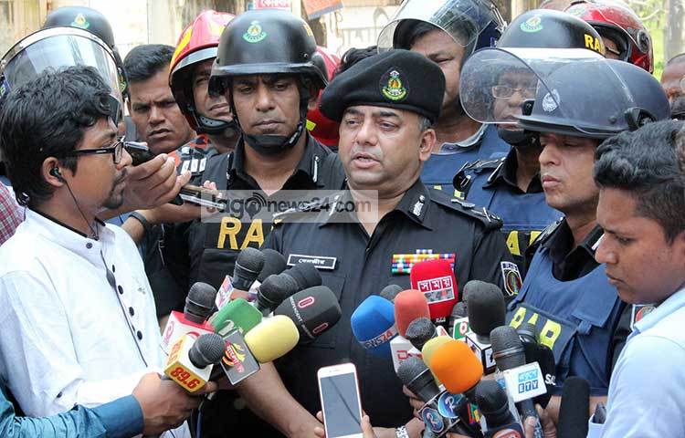 ঘটনাস্থল পরিদর্শন শেষে সাংবাদিকদের সঙ্গে কথা বলছেন র‌্যাবের মহাপরিচালক (ডিজি) বেনজীর আহমেদ। ছবি : বিপ্লব দিক্ষিৎ