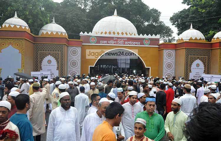 ঈদের প্রধান জামাত অনুষ্ঠিত হয়েছে আজ শনিবার সকাল ৮টায় সুপ্রিম কোর্ট প্রাঙ্গণে জাতীয় ঈদগাহ ময়দানে। ছবি : বিপ্লব দিক্ষিৎ