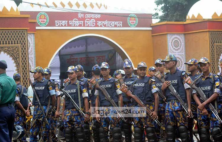 রাজধানীর প্রধান ঈদের জামাতকে কেন্দ্র করে ব্যাপক নিরাপত্তা ব্যবস্থা নেওয়া হয়। ছবি : বিপ্লব দিক্ষিৎ