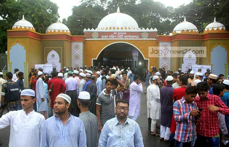 নগরবাসী জাতীয় ঈদগাহে স্বতঃস্ফূর্তভাবে জাতীয় ঈদগাহের ঈদের জামাতে অংশ নেয়। ছবি : বিপ্লব দিক্ষিৎ