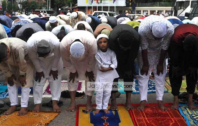 অভিভাবকদের সঙ্গে ঈদের নামাজ পড়তে এসেছে এই শিশু। ছবি : বিপ্লব দিক্ষিৎ