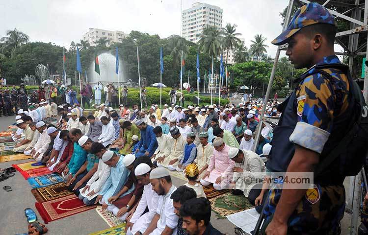ঈদগাহের বাইরে রাস্তায় নামাজ আদায় করছে মুসল্লিরা। ছবি : বিপ্লব দিক্ষিৎ