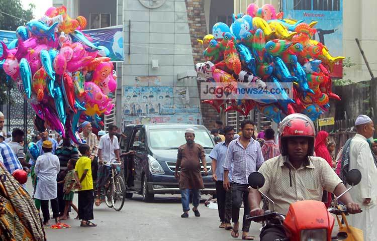 অভিভাবকেরদ সঙ্গে নামাজ পড়তে আসা শিশুদের জন্য বিভিন্ন ধরনের খেলনা সামগ্রী নিয়ে আসছেন বিক্রেতারা। ছবি : বিপ্লব দিক্ষিৎ