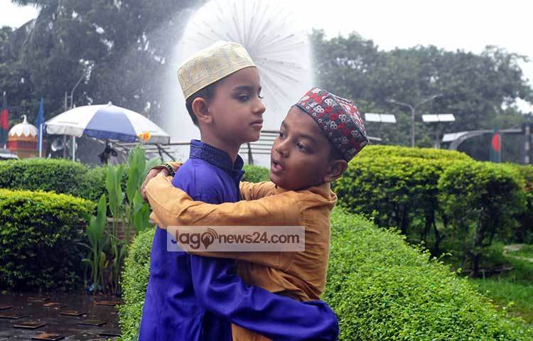 নামাজ শেষে কোলাকুলি করছে দুই শিশু।  ছবি : বিপ্লব দিক্ষিৎ