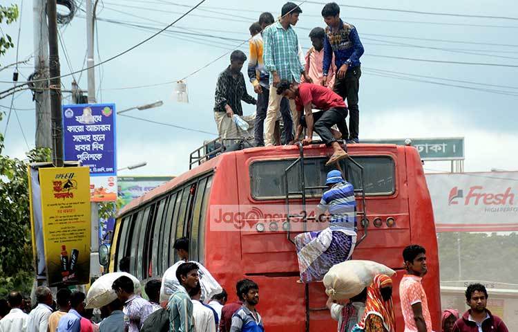 ঈদের আগ মুহূর্তে বাড়ি যাওয়ার এই দৃশ্য চিরচেনা। রাজধানীর সায়দাবাদ বাস স্টেশন থেকে এই ছবি ক্যামেরাবন্দি করেছেন বিপ্লব দিক্ষিৎ।