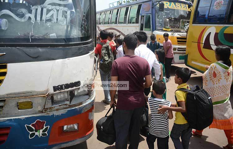 পরিবার-পরিজন নিয়ে নাড়ীর টানে বাড়ি ফিরছে লাখো মানুষ। উদ্দেশ্য একটাই সবার সঙ্গে ঈদের আনন্দ ভাগাভাগি করা। ছবি : বিপ্লব দিক্ষিৎ