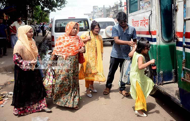 অপেক্ষার পালা শেষ করে এবার বাড়ি যাওয়ার জন্য বাসে উঠছেন তারা। ছবি : বিপ্লব দিক্ষিৎ