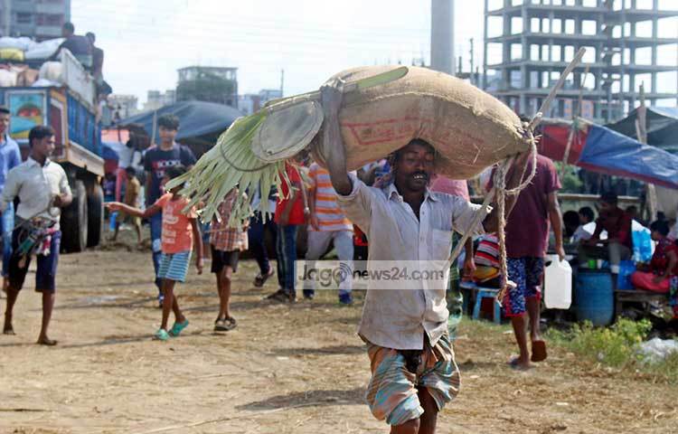 আফতাব নগরের গরুর হাটকে ঘিরে বসেছে খাবারের দোকান। অন্যদিকে একজন গরুর খাদ্য বস্তায় করে নিয়ে যাচ্ছে। ছবি : বিপ্লব দিক্ষিৎ