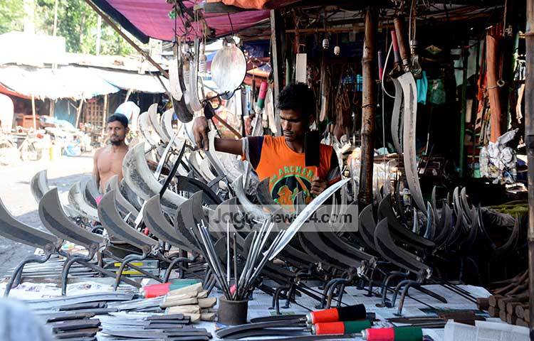 কারওয়ান বাজারে প্রতিবছরের ন্যায় এবারের কোরবানির ঈদকেও কেন্দ্র করে তৈরি করা হয়েছে প্রচুর পরিমাণে পশু জবাই দেওয়া সামগ্রী। ছবি : বিপ্লব দিক্ষিৎ