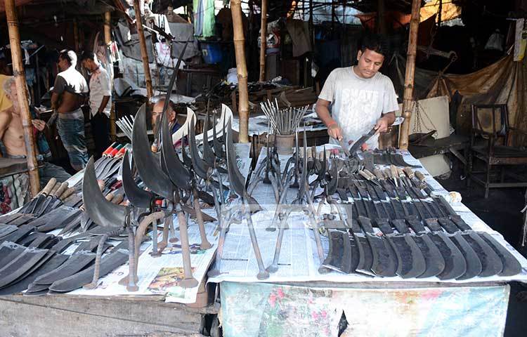 রাজধানীর কারওয়ান বাজারে আছে প্রায় ৩৫টি কামারশালা। সেখানে ছুরি-চাপাতিসহ বিভিন্ন লৌহসামগ্রী বিক্রি হয়। ছবি : বিপ্লব দিক্ষিৎ
