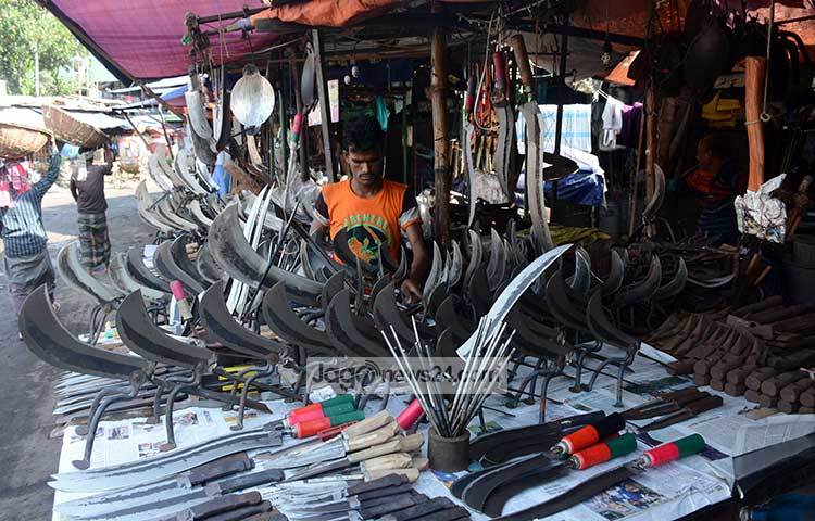 পশু জবাই ও মাংস কাটার জন্য ছুরি-চাপাতি অপরিহার্য। তাই কামারশালায় দিন-রাত ছুরি-চাপাতি তৈরির ব্যস্ততা। ছবি : বিপ্লব দিক্ষিৎ