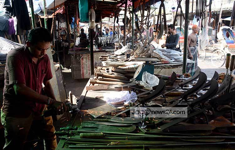 কোরবানি উপলক্ষে কামারশালার কারিগররা ১৫-২০ দিন ধরে দা, বঁটি, ছুরি-চাপাতি, চাকু তৈরি করে যাচ্ছেন। কারওয়ান বাজার থেকে ঢাকার অন্যান্য এলাকার বাজারেও ছুরি-চাকু-বঁটির চালান যায়। ছবি : বিপ্লব দিক্ষিৎ