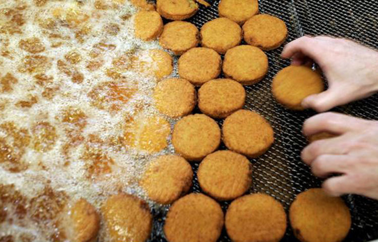 তেলে ভাজা এবং ফাস্টফুড : তেলে ভাজা খাবার এমনিতেই নানা রোগের কারণ। ফাস্টফুডও তাই। এ ধরণের খাবার ডাক্তাররা এমনিতেই কম খেতে বলেন।