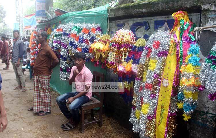 অনেক সৌখিন ক্রেতা কোরবানির গরু সাজিয়ে নেন। তাই পশু বিক্রির পাশাপাশি পশু সাজানো সরঞ্জাম নিয়ে বসেছেন বিক্রেতারা। ছবি : বিপ্লব দিক্ষিৎ