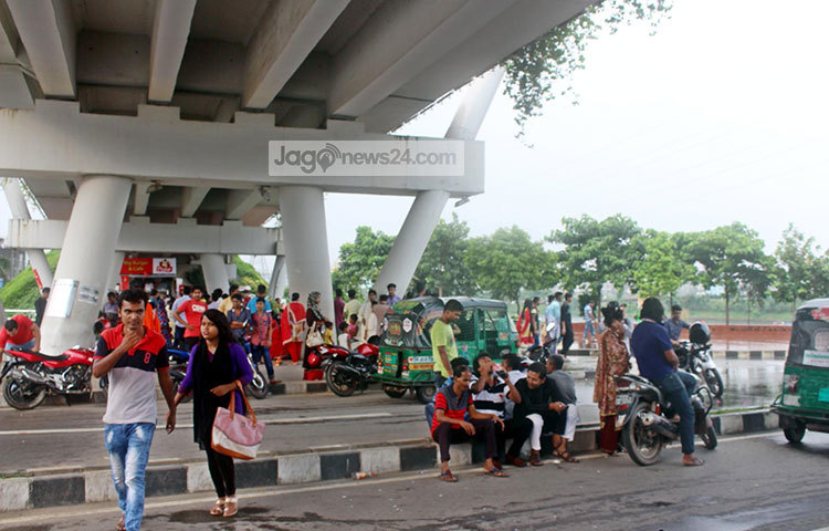 ঈদের প্রত্যাশিত ছুটি কাটাতে প্রিয়জনদের নিয়ে হাতিরঝিলে ছুটে এসেছেন ভ্রমণ পিপাসুরা। ছবি : বিপ্লব দিক্ষিৎ